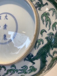 Een Chinees doucai groen-ge&euml;mailleerd 'draken' bord, Kangxi merk en wellicht periode