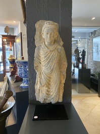 Sculpture de Bouddha Shakyamuni en schiste gris, Gandhara, 3/4&egrave;me