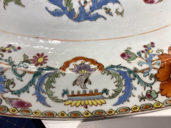 Paire de plats de forme ovale en porcelaine de Chine famille rose &agrave; d&eacute;cor 'Pompadour', Qianlong, vers 1745