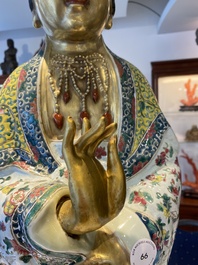 Importante sculpture de Guanyin en porcelaine de Chine famille rose, marque en creux Li Fu Xing Hao 李福興號, 19&egrave;me