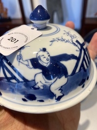 Vase couvert en porcelaine de Chine en bleu et blanc &agrave; d&eacute;cor de dames dans un jardin, marque de Chenghua, Kangxi