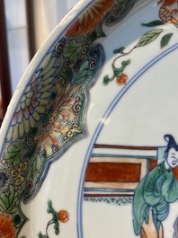 Plat en porcelaine de Chine doucai-verte &agrave; d&eacute;cor d'une visite &agrave; un dignitaire, Kangxi