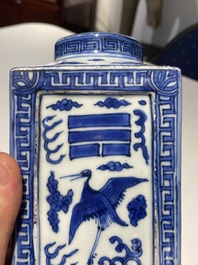 Vase de forme 'cong' en porcelaine de Chine en bleu et blanc &agrave; d&eacute;cor de grues et de trigrammes, Jiajing/Wanli