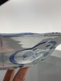 Rare plat en porcelaine de Chine de type Kraak en bleu et blanc aux navires portugais sur le bord, Wanli