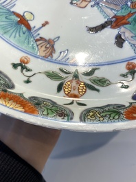Plat en porcelaine de Chine doucai-verte &agrave; d&eacute;cor d'une visite &agrave; un dignitaire, Kangxi