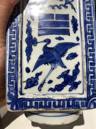 Vase de forme 'cong' en porcelaine de Chine en bleu et blanc &agrave; d&eacute;cor de grues et de trigrammes, Jiajing/Wanli