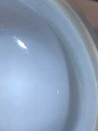 Vase couvert en porcelaine de Chine en bleu et blanc &agrave; d&eacute;cor de dames dans un jardin, marque de Chenghua, Kangxi