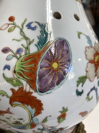 Pot-pourri et son couvercle en porcelaine de Chine famille rose &agrave; d&eacute;cor 'Pompadour' sur socle en bronze dor&eacute;, Qianlong, vers 1745