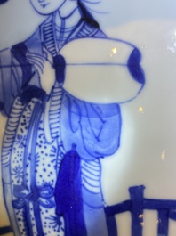 Vase couvert en porcelaine de Chine en bleu et blanc &agrave; d&eacute;cor de dames dans un jardin, marque de Chenghua, Kangxi