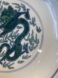 Een Chinees doucai groen-ge&euml;mailleerd 'draken' bord, Kangxi merk en wellicht periode