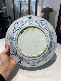 Rare plat en porcelaine de Chine de type Kraak en bleu et blanc aux navires portugais sur le bord, Wanli