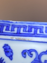 Vase de forme 'cong' en porcelaine de Chine en bleu et blanc &agrave; d&eacute;cor de grues et de trigrammes, Jiajing/Wanli