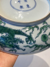 Een Chinees doucai groen-ge&euml;mailleerd 'draken' bord, Kangxi merk en wellicht periode