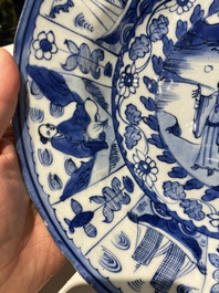 Rare plat en porcelaine de Chine de type Kraak en bleu et blanc aux navires portugais sur le bord, Wanli