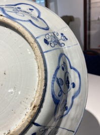 Rare plat en porcelaine de Chine de type Kraak en bleu et blanc aux navires portugais sur le bord, Wanli