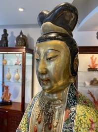 Importante sculpture de Guanyin en porcelaine de Chine famille rose, marque en creux Li Fu Xing Hao 李福興號, 19&egrave;me