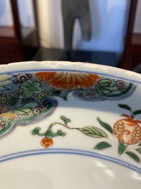 Plat en porcelaine de Chine doucai-verte &agrave; d&eacute;cor d'une visite &agrave; un dignitaire, Kangxi