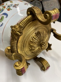 Pot-pourri et son couvercle en porcelaine de Chine famille rose &agrave; d&eacute;cor 'Pompadour' sur socle en bronze dor&eacute;, Qianlong, vers 1745