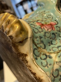 Importante sculpture de Guanyin en porcelaine de Chine famille rose, marque en creux Li Fu Xing Hao 李福興號, 19&egrave;me