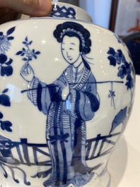 Vase couvert en porcelaine de Chine en bleu et blanc &agrave; d&eacute;cor de dames dans un jardin, marque de Chenghua, Kangxi