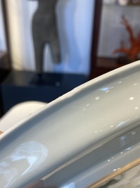 Plat en porcelaine de Chine doucai-verte &agrave; d&eacute;cor d'une visite &agrave; un dignitaire, Kangxi