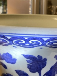 Grand vase en porcelaine de Chine en bleu et blanc &agrave; d&eacute;cor de ph&eacute;nix et pivoines, 19&egrave;me