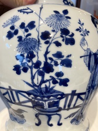Vase couvert en porcelaine de Chine en bleu et blanc &agrave; d&eacute;cor de dames dans un jardin, marque de Chenghua, Kangxi