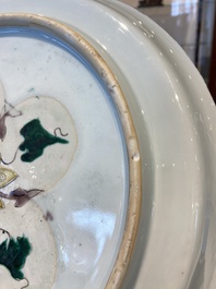 Plat en porcelaine de Chine doucai-verte &agrave; d&eacute;cor d'une visite &agrave; un dignitaire, Kangxi