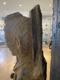 Sculpture de Bouddha Shakyamuni en schiste gris, Gandhara, 3/4&egrave;me