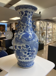 Grand vase en porcelaine de Chine en bleu et blanc &agrave; d&eacute;cor de ph&eacute;nix et pivoines, 19&egrave;me