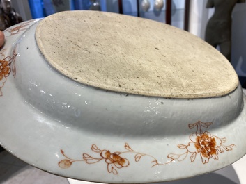 Paire de plats de forme ovale en porcelaine de Chine famille rose &agrave; d&eacute;cor 'Pompadour', Qianlong, vers 1745