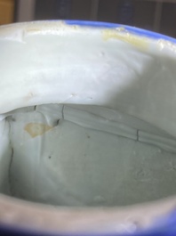 Vase de forme 'cong' en porcelaine de Chine en bleu et blanc &agrave; d&eacute;cor de grues et de trigrammes, Jiajing/Wanli