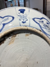 Rare plat en porcelaine de Chine de type Kraak en bleu et blanc aux navires portugais sur le bord, Wanli