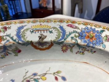 Paire de plats de forme ovale en porcelaine de Chine famille rose &agrave; d&eacute;cor 'Pompadour', Qianlong, vers 1745