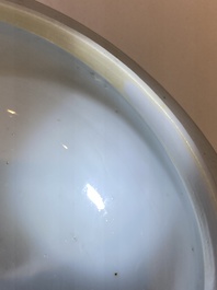 Vase couvert en porcelaine de Chine en bleu et blanc &agrave; d&eacute;cor de dames dans un jardin, marque de Chenghua, Kangxi