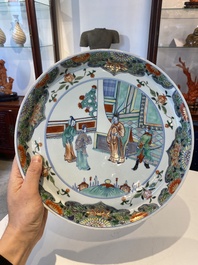 Plat en porcelaine de Chine doucai-verte &agrave; d&eacute;cor d'une visite &agrave; un dignitaire, Kangxi
