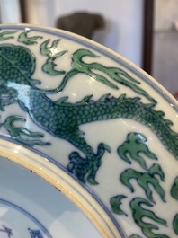 Een Chinees doucai groen-ge&euml;mailleerd 'draken' bord, Kangxi merk en wellicht periode