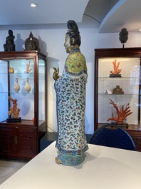 Importante sculpture de Guanyin en porcelaine de Chine famille rose, marque en creux Li Fu Xing Hao 李福興號, 19&egrave;me