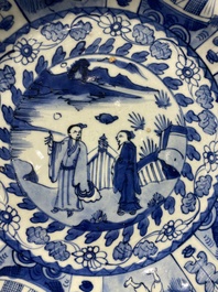 Rare plat en porcelaine de Chine de type Kraak en bleu et blanc aux navires portugais sur le bord, Wanli
