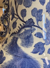 Grand vase en porcelaine de Chine en bleu et blanc &agrave; d&eacute;cor de ph&eacute;nix et pivoines, 19&egrave;me