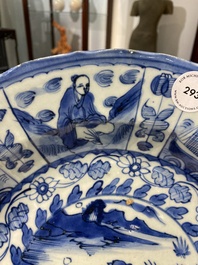 Rare plat en porcelaine de Chine de type Kraak en bleu et blanc aux navires portugais sur le bord, Wanli