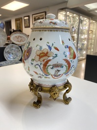 Pot-pourri et son couvercle en porcelaine de Chine famille rose &agrave; d&eacute;cor 'Pompadour' sur socle en bronze dor&eacute;, Qianlong, vers 1745