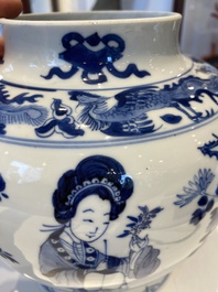 Vase couvert en porcelaine de Chine en bleu et blanc &agrave; d&eacute;cor de dames dans un jardin, marque de Chenghua, Kangxi
