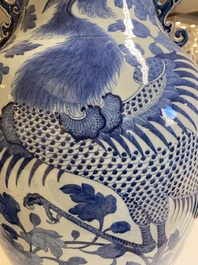 Grand vase en porcelaine de Chine en bleu et blanc &agrave; d&eacute;cor de ph&eacute;nix et pivoines, 19&egrave;me