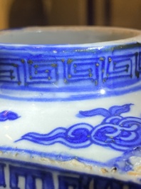Vase de forme 'cong' en porcelaine de Chine en bleu et blanc &agrave; d&eacute;cor de grues et de trigrammes, Jiajing/Wanli