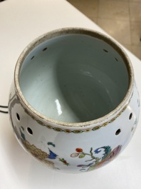Pot-pourri et son couvercle en porcelaine de Chine famille rose &agrave; d&eacute;cor 'Pompadour' sur socle en bronze dor&eacute;, Qianlong, vers 1745