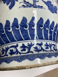 Grand vase en porcelaine de Chine en bleu et blanc &agrave; d&eacute;cor de ph&eacute;nix et pivoines, 19&egrave;me