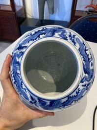 Vase couvert en porcelaine de Chine en bleu et blanc &agrave; d&eacute;cor de dames dans un jardin, marque de Chenghua, Kangxi