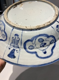 Rare plat en porcelaine de Chine de type Kraak en bleu et blanc aux navires portugais sur le bord, Wanli