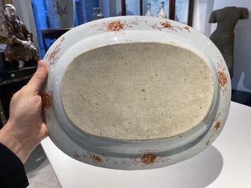 Paire de plats de forme ovale en porcelaine de Chine famille rose &agrave; d&eacute;cor 'Pompadour', Qianlong, vers 1745